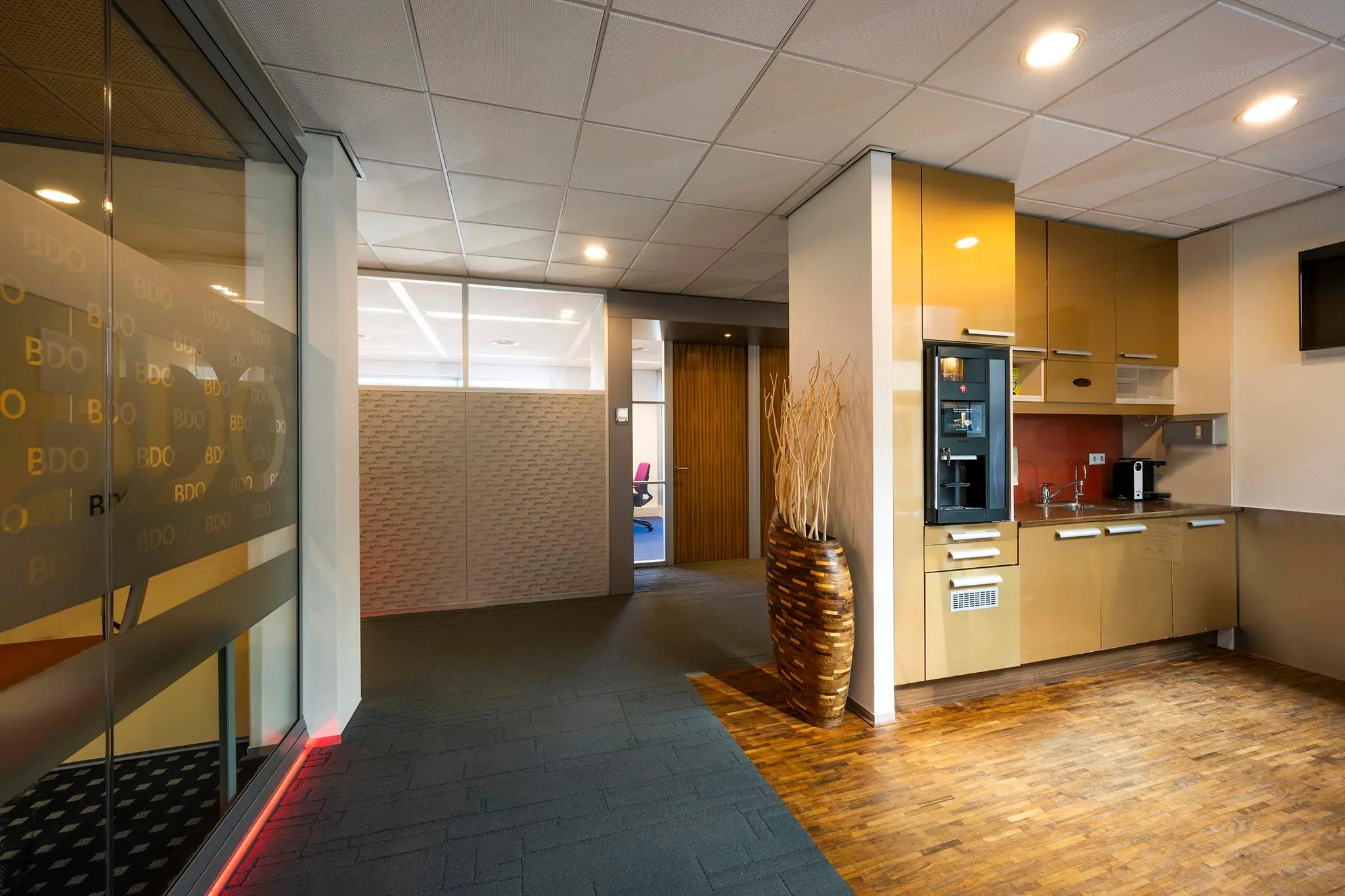 Moderne bedrijfskeuken en ontvangsthal bij BDO-kantoor aan de K.P. van der Mandelelaan.